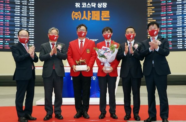 ‘염증 복합체 억제제와 이중표적 나노 바디’ 기술 이전 기대감을 높인 ‘샤페론’이 29일 상한가를 기록했다. 사진은 2022년 10월 19일 열린 샤페론 상장기념식. /사진=한국거래소