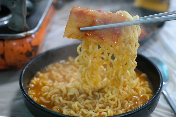 삼양라면 불닭볶음면 인기에 핵심 원료를 독점 공급하는 ‘에스앤디’ 주가가 치솟았다. 사진은 특정 제품과 무관. /사진=이미지투데이