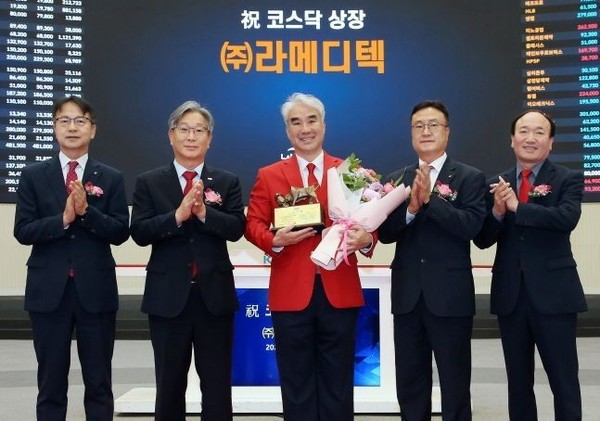 17일 최종석 대표이사(가운데) 등이 참석한 가운데, 라메디텍 상장 기념식이 한국거래소 서울 사옥 홍보관에서 열렸다. /사진=한국거래소
