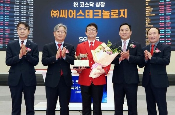19일 이영신 대표이사(가운데) 등이 참석한 가운데, 씨어스테크놀로지 상장 기념식이 한국거래소 서울 사옥 홍보관에서 열렸다. /사진=한국거래소