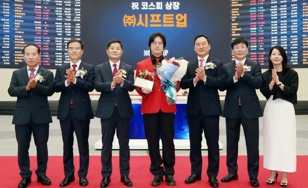 11일 김형태 대표이사(가운데) 등이 참석한 가운데, ‘시프트업’ 상장 기념식이 한국거래소 서울 사옥 홍보관에서 열렸다. /사진=한국거래소