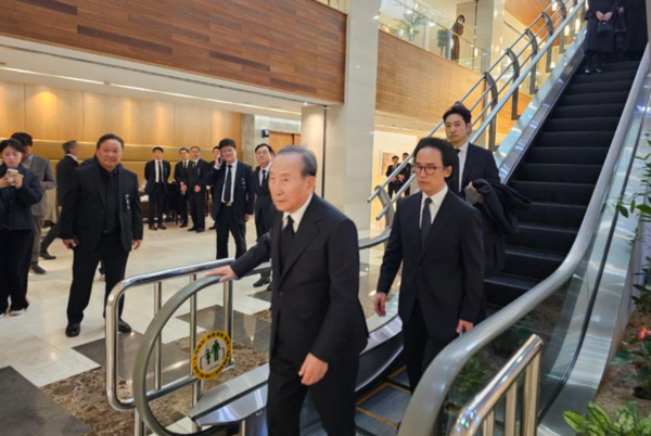 지난 3월 30일 서울 신촌세브란스병원 장례식장에 마련된 고 조석래 효성그룹 명예회장 빈소를 찾은 조양래 한국앤컴퍼니그룹 명예회장과 조현범 한국앤컴퍼니그룹 회장. /사진=효성그룹