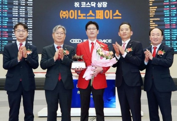 2일 김수종 대표이사(가운데) 등이 참석한 가운데, ‘이노스페이스’ 상장 기념식이 한국거래소 서울 사옥 홍보관에서 열렸다. /사진=한국거래소