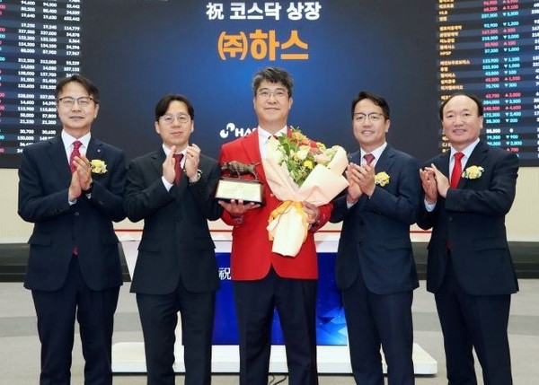 3일 김용수 대표이사(가운데) 등이 참석한 가운데, ‘하스’ 상장 기념식이 한국거래소 서울 사옥 홍보관에서 열렸다. /사진=한국거래소