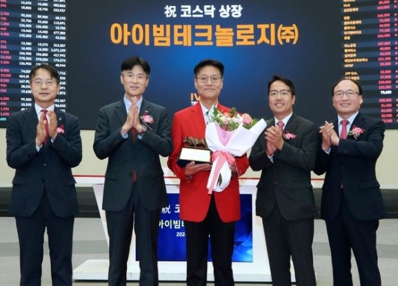 6일 김필한 대표이사(가운데) 등이 참석한 가운데, ‘아이빔테크놀로지’ 상장 기념식이 한국거래소 서울 사옥 홍보관에서 열렸다. /사진=한국거래소