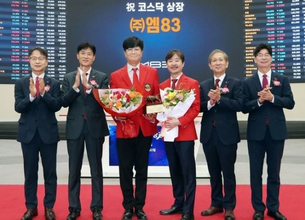 22일 정성진·김호성 대표이사(왼쪽 3·4번째) 등이 참석한 가운데, ‘엠83(M83)’ 상장 기념식이 한국거래소 서울 사옥 홍보관에서 열렸다. /사진=한국거래소