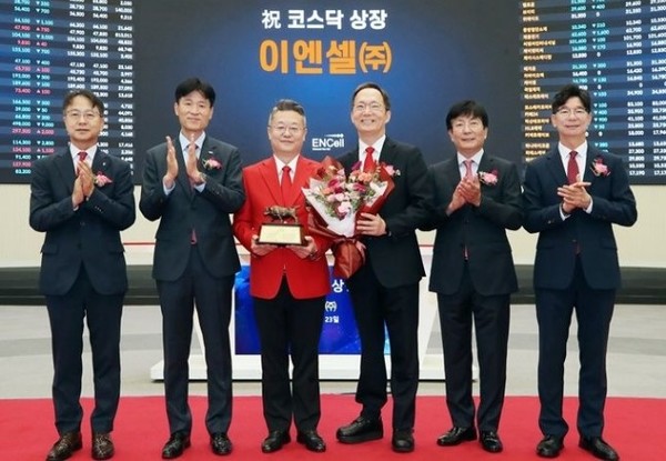 23일 장종욱 대표이사(왼쪽 3번째) 등이 참석한 가운데, ‘이엔셀’ 상장 기념식이 한국거래소 서울 사옥 홍보관에서 열렸다. /사진=한국거래소