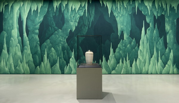 니콜라스 파티, '동굴', 2024, 벽에 소프트 파스텔, 380 x 908 cm. ©니콜라스 파티. 작가 제공.'백자 태호', 조선, 백자, 41 x 25.3 cm, 국립중앙박물관, 이건희 회장 기증전경 사진: 김상태