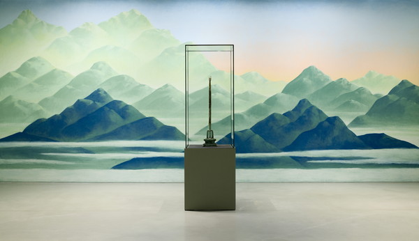 니콜라스 파티, '산', 2024, 벽에 소프트 파스텔, 350 x 800 cm. ©니콜라스 파티. 작가 제공