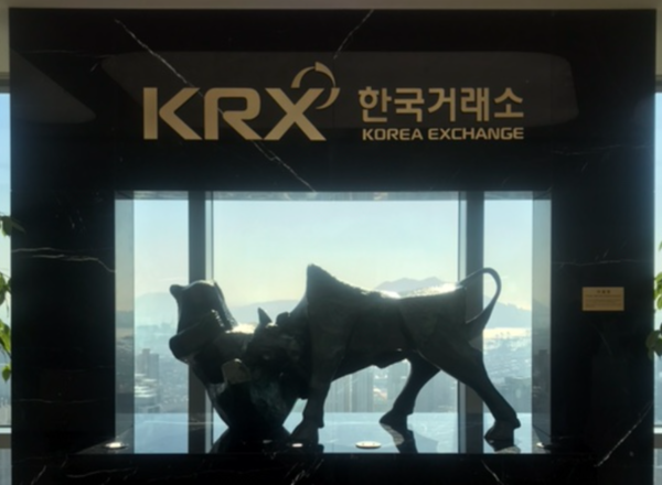 한국거래소 1층 로비에 황소가 곰을 뿔로 쳐서 넘어뜨리는 모습을 한 동상이 설치돼 있다. 국내 증시의 상승장을 염원하는 상징을 담고 있다. /한국거래소