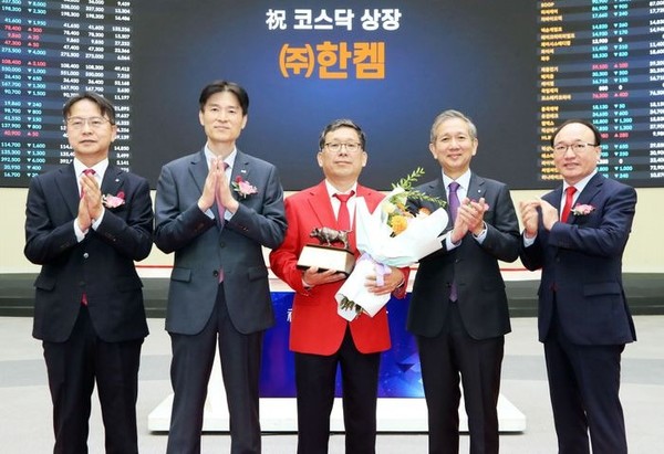 22일 이상조 대표이사(가운데) 등이 참석한 가운데, ‘한켐’ 상장 기념식이 한국거래소 서울 사옥 홍보관에서 열렸다. /사진=한국거래소