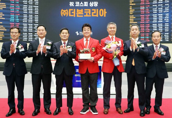 6일 백종원 대표이사(가운데) 등이 참석한 가운데, ‘더본코리아’ 상장 기념식이 한국거래소 서울 사옥 홍보관에서 열렸다. /사진=한국거래소