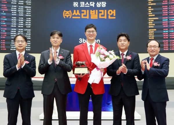 14일 금창원 대표이사(가운데) 등이 참석한 가운데, ‘쓰리빌리언’ 상장 기념식이 한국거래소 서울 사옥 홍보관에서 열렸다. /사진=한국거래소