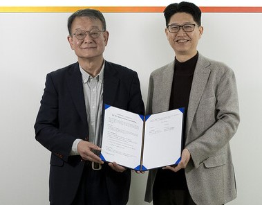 AI 디지털 문서 SaaS 기업 ‘사이냅소프트’가 19일 코스닥시장에 상장한다. 사진은 지난 2월 코난테크놀로지 김영섬 대표(왼쪽)와 ‘대규모 언어모델(LLM) 사업 협력 MOU’를 맺은 뒤 기념 촬영을 하는 사이냅소프트 전경헌 대표. /사진=코난테크놀로지