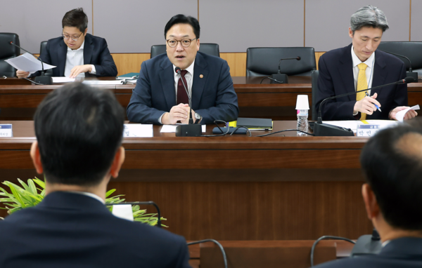 김병환 금융위원장(앞줄 왼쪽)이 지난 18일 정부서울청사에서 금융감독원 등 관계 기관 및 시장전문가와 함께 개최한 증시 상황 점검 회의에서 발언하고 있다. /사진=금융위원회