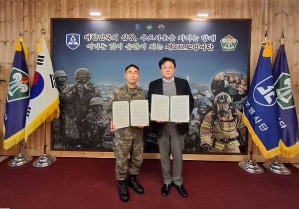 홍상혁 딥마인드 대표(오른쪽)가 육군 52사단 방영목 여단장과 ‘드론 전사 100만명 양성’ 업무협약을 맺은 뒤 기념 촬영을 하고 있다. /사진=딥마인드