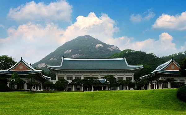 간밤의 비상계엄령 소동에 이재명, 한동훈, 조국 테마주 등 차기 유력 대권 주자들 관련주가 상한가를 기록했다. /사진=청와대