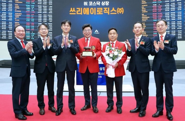 24일 박광범·이평한 공동대표(왼쪽 4, 5번째) 등이 참석한 가운데, ‘쓰리에이로직스’ 상장 기념식이 한국거래소 서울 사옥 홍보관에서 열렸다. /사진=한국거래소
