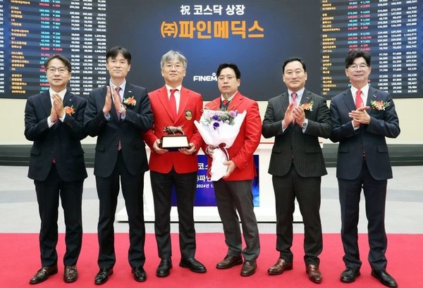 26일 전성우·김성철 각자 대표(왼쪽 3, 4번째) 등이 참석한 가운데, ‘파인메딕스’ 상장 기념식이 한국거래소 서울 사옥 홍보관에서 열렸다. /사진=한국거래소