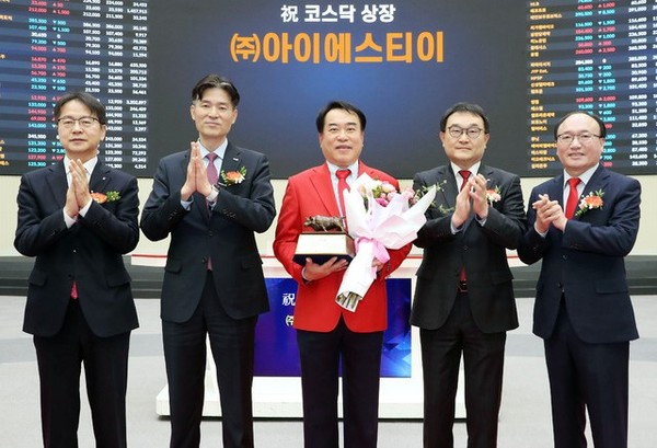 12일 조창현 대표이사(가운데) 등이 참석한 가운데, ‘아이에스티이’ 상장 기념식이 한국거래소 서울 사옥 홍보관에서 열렸다. /사진=한국거래소