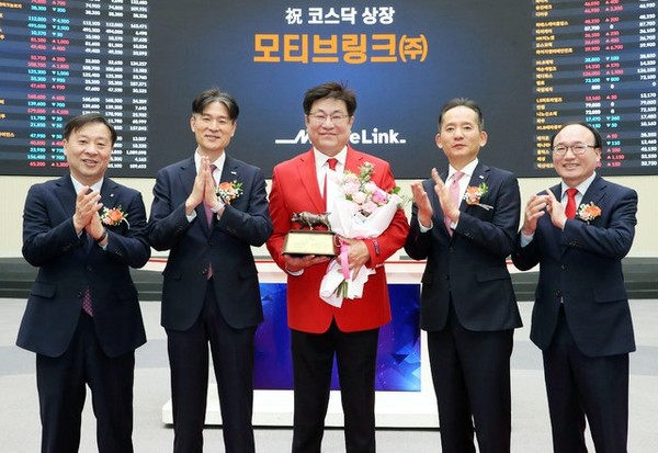 20일 김기한 대표이사(가운데) 등이 참석한 가운데, ‘모티브링크’ 상장 기념식이 한국거래소 서울 사옥 홍보관에서 열렸다. /사진=한국거래소