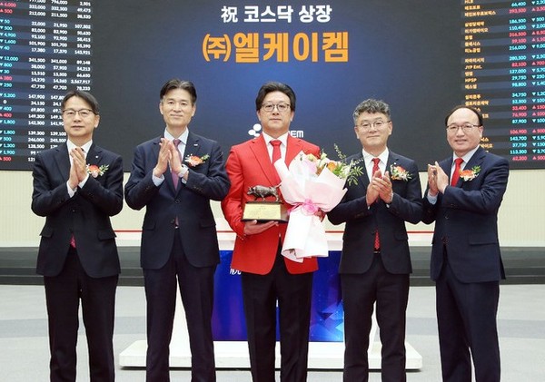 25일 이창엽 대표이사(가운데) 등이 참석한 가운데, ‘엘케이켐’ 상장 기념식이 한국거래소 서울 사옥 홍보관에서 열렸다. /사진=한국거래소