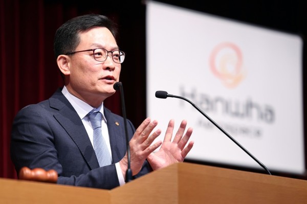 손재일 한화에어로스페이스 대표가 지난 25일 정기 주주총회에서 최근 발표한 유상증자와 관련해 설명하고 있다. /사진=한화에어로스페이스