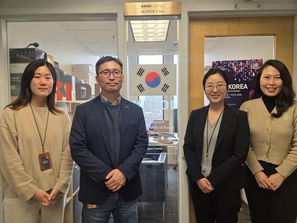 뇌 질환 영상 인공지능(AI) 솔루션 전문기업 ‘뉴로핏’이 코스닥시장 상장 예비심사를 통과했다. 사진은 뉴로핏과 한국보건산업진흥원 관계자들이 지난달 미국 C&D 인큐베이션 오피스 입주 기념 촬영을 하는 모습. /사진=뉴로핏