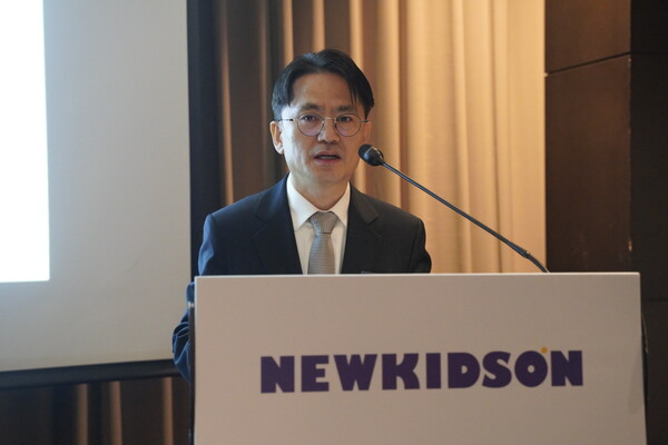 유·아동용 의복 등 봉제 의복 제조업을 영위하는 ‘뉴키즈온’이 9일 코스닥시장에 상장한다. 사진은 주춘섭 대표가 지난 5월 기자간담회에서 성장전략을 소개하고 있다. /사진=뉴키즈온
