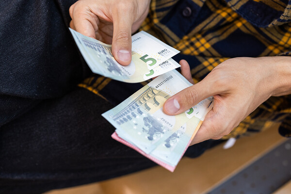 해외여행을 마치고 남은 달러를 처분하려다 보이스피싱에 연루될 수 있어 주의가 요구된다. /사진=이미지투데이