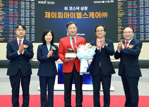 21일 김진국 대표(가운데) 등이 참석한 가운데, ‘제이피아이헬스케어’ 상장 기념식이 한국거래소 서울 사옥 홍보관에서 열렸다. /사진=한국거래소