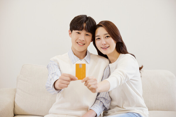 앞으로 부모가 신청하면 만 12세 이상 미성년자에게도 자녀 사용 목적의 가족 신용카드 발급이 가능해진다. /이미지 사진=클립아트코리아