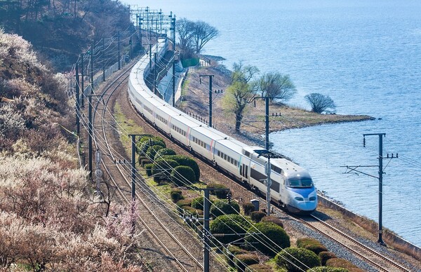 ‘서부경남 KTX’로 불리며 60년 만에 첫 삽을 뜬 남부내륙철도 수혜주에 관심이 쏠린다. /이미지 사진=클립아트코리아