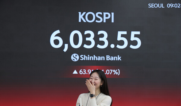 25일 신한은행 본점 현황판이 ‘6천피’를 가리키고 있다. /사진=신한은행