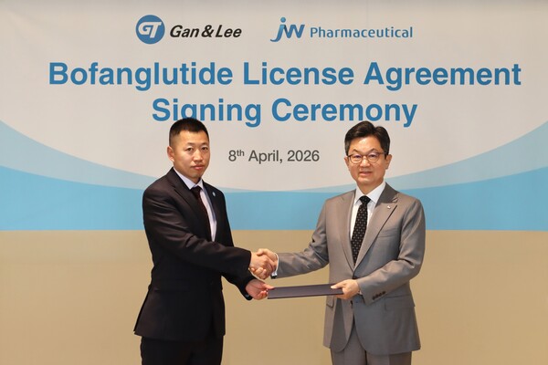 JW중외제약이 지난 8일 중국 간앤리 파마슈티컬스와 GLP-1 수용체 작용제 신약후보물질 ‘보팡글루타이드’에 대한 국내 독점 라이선스-인 계약을 체결했다. 이경하 JW 회장(오른쪽)과 웨이천 간앤리 파마슈티컬스 회장이 계약서에 서명한 뒤 기념촬영을 하고 있다.