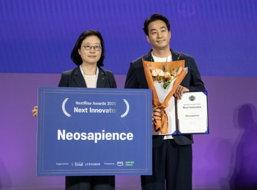 소프트웨어 개발 및 공급업을 영위하는 AI 관련주 '네오사피엔스'가 코스닥시장 상장 예비심사를 신청했다. 사진은 국내 스타트업 행사인 '넥스트라이즈 2025'에서 AI 코어 부문 혁신상을 수상한 네오사피엔스. /사진=네오사피엔스