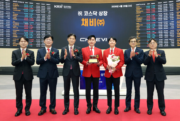 29일 ‘채비’의 코스닥 상장기념식에서 정민교, 최영훈 공동대표(왼쪽 4, 5번째) 등 참석자들이 기념 촬영을 하고 있다. /사진=한국거래소