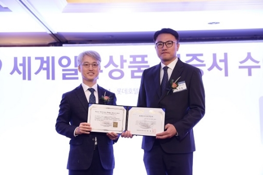 의료용 기기 제조업을 영위하는 고압 산소치료기 전문기업 '아이벡스메디칼시스템즈'가 코스닥시장 상장 예비심사를 신청했다. 사진은 윤석호 대표이사(오른쪽)가 2019년 ‘고압산소치료기’로 산업통상자원부와 KOTRA가 선정하는 차세대 세계일류상품 인증서를 받는 모습. /사진=아이벡스메디칼시스템즈