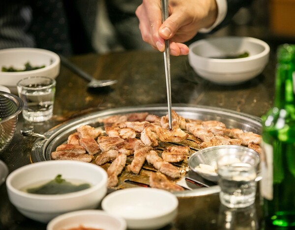 국내 주요 기업 인사들과 ‘삼쏘(삼겹살에 소주) 회동’을 갖는 젠슨 황 엔비디아 최고경영자(CEO)의 방한 소식에 관련주 투자자들의 눈과 귀가 쏠리고 있다. /사진=클립아트코리아
