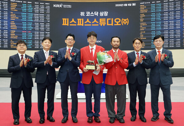 8일 ‘피스피스스튜디오’의 코스닥 상장기념식에서 서승완 대표(왼쪽 4번째)와 박화목 대표(왼쪽 5번째) 등 참석자들이 기념 촬영을 하고 있다.
