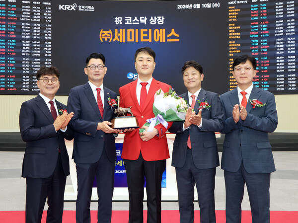 10일 ‘세미티에스’의 코스닥 상장기념식에서 민남홍 대표이사(가운데) 등 참석자들이 기념 촬영을 하고 있다. /사진=한국거래소