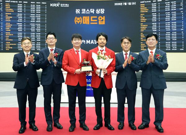 1일 ‘매드업’의 코스닥 상장기념식에서 이주민, 이동호 매드업 대표이사(왼쪽 3, 4번째) 등 참석자들이 기념촬영을 하고 있다. /사진=한국거래소