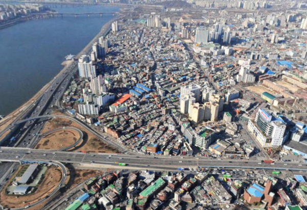 성수4지구 시공사 선정총회를 하루 앞둔 가운데, 조합이 특정 시공사에 유리한 설명을 했다는 보도가 나오면서 공정성 논란이 커지고 있다. /사진=네이버 항공뷰