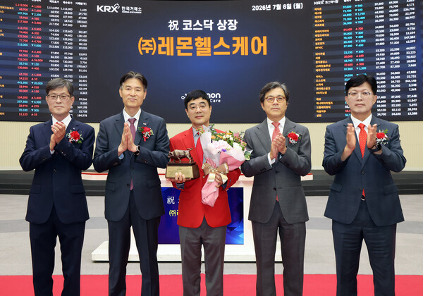 6일 ‘레몬헬스케어’의 코스닥 상장기념식에서 홍병진 대표이사(가운데) 등 참석자들이 기념촬영을 하고 있다. /사진=한국거래소