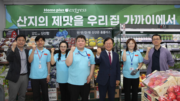 지난 1일 홈플러스익스프레스 분당서현점에서 조항목 대표이사(오른쪽 3번째)와 새 유니폼을 입은 직원들이 홈플러스익스프레스의 새로운 출발을 알리고 있다. /사진=NS홈쇼핑