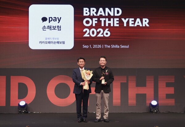 카카오페이손해보험 장영근 대표(오른쪽)가 2026 올해의 브랜드 대상에서 올해의 펫보험을 수상한 뒤 기념 촬영을 하고 있다. /사진=카카오페이