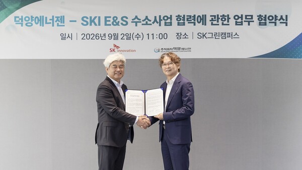 2일 김기철 덕양에너젠 대표이사와 전영준 SK이노베이션 E&S 신에너지사업본부장(왼쪽)이 ‘기체수소 공급 및 수소충전소 사업 협력을 위한 업무협약’을 체결하고 기념사진을 촬영하고 있다. /사진=SK이노베이션 E&S