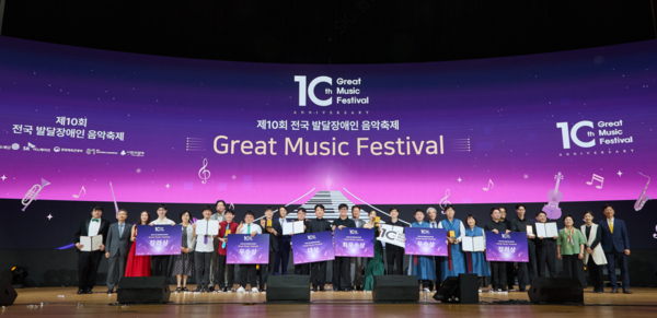 1일 서울 강남구 코엑스에서 열린 제10회 GMF 시상식 후 추형욱 SK이노베이션 대표와 수상자 및 내빈들이 기념 촬영을 하고 있다. /사진=SK이노베이션