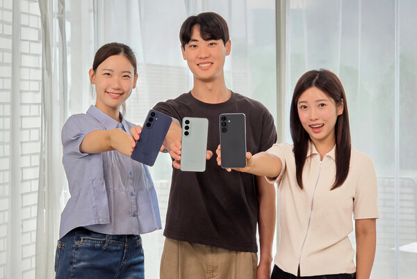 삼성전자 모델이 프리미엄 기능을 갖춘 ‘갤럭시 S26 FE’를 소개하고 있다. /사진=삼성전자