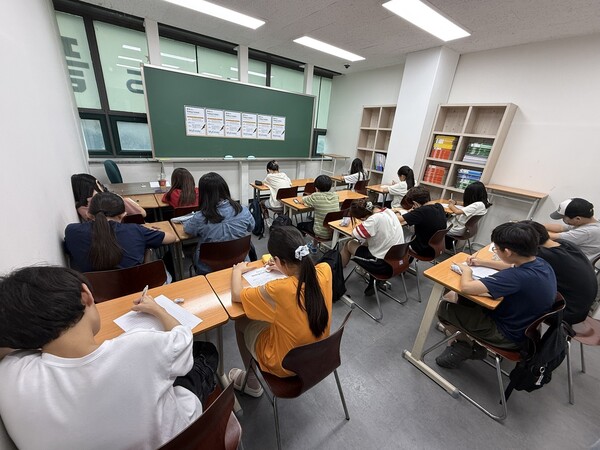 2026 영어 글쓰기 콘테스트 현장에서 학생들이 시험을 치르고 있다.